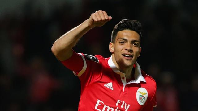 Benfica vence 2-0 al Feirense y anota Raúl Jiménez