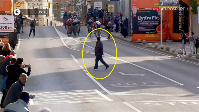 Volta a Catalunya: Un hombre cruzando por delante de los ciclistas en pleno esprint Volta a Catalunya: Un hombre cruzando por delante de los ciclistas en pleno esprint