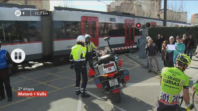 Quand le peloton doit mettre pied à terre à cause... d'un train Quand le peloton doit mettre pied à terre à cause... d'un train