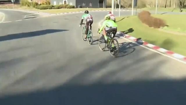 El despiste de De Gendt en una rotonda, ¡se pasó la salida! El despiste de De Gendt en una rotonda, ¡se pasó la salida!