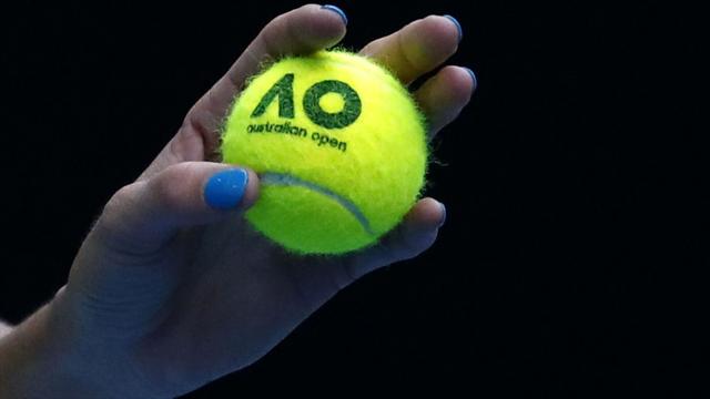 Federer se moja en el debate definitivo: ¿De qué color son las pelotas de tenis, verdes o amarillas? Federer se moja en el debate definitivo: ¿De qué color son las pelotas de tenis, verdes o amarillas?