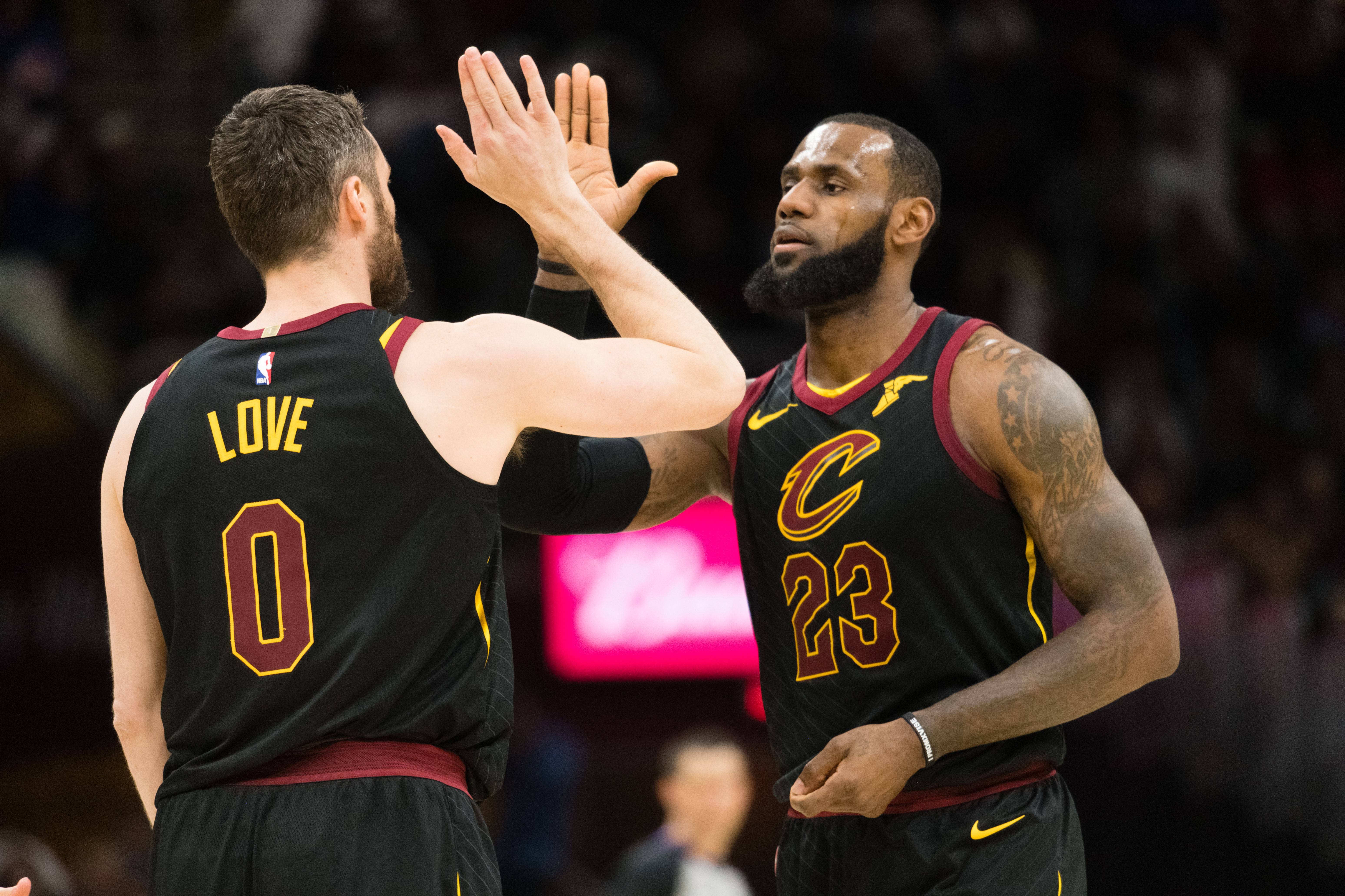 LeBron James e Kevin Love durante la partita tra Cleveland Cavaliers e Milwaukee Bucks, NBA 2017-18