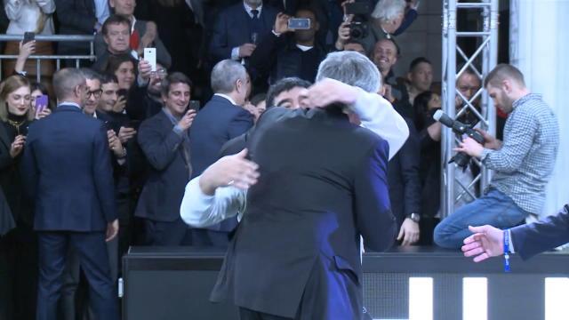 Quand Maradona croise Mourinho, ça finit par un gros calin