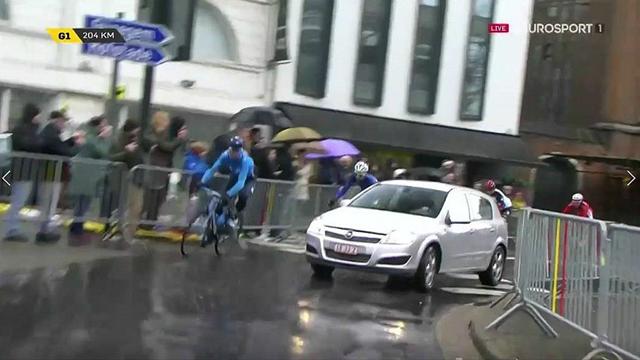 Délire au km60 : un automobiliste perdu au milieu du peloton Délire au km60 : un automobiliste perdu au milieu du peloton
