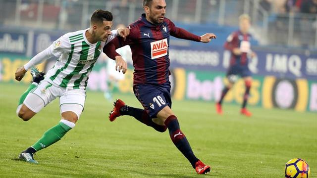 Jugador del Eibar habría insultado a Andrés Guardado en la liga española