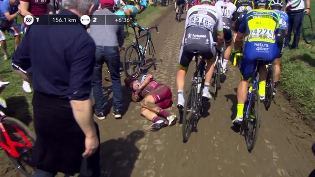 París-Roubaix 2018: Durísima caída en el seno del pelotón París-Roubaix 2018: Durísima caída en el seno del pelotón
