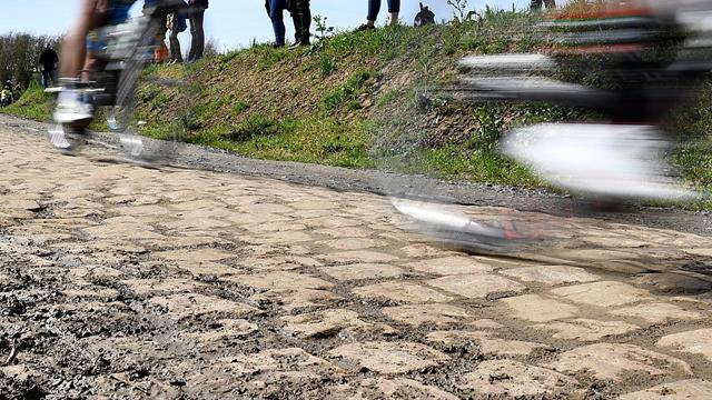 Belgisk cyklist död efter krasch i Paris-Roubaix