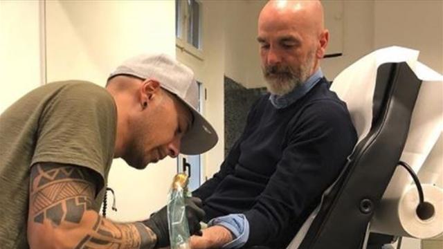 Precioso gesto del entrenador de la Fiorentina tatuándose al fallecido Davide Astori