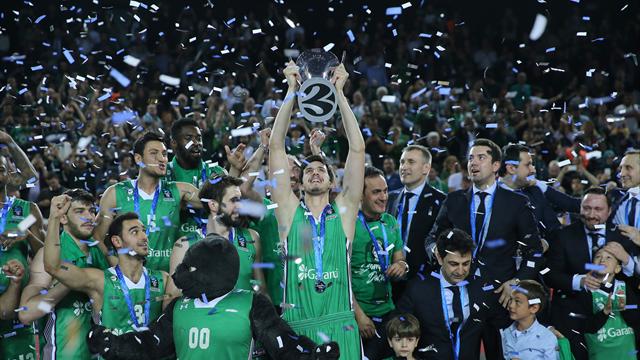 Darüşşafaka, şampiyonluk kupasını kaldırdı