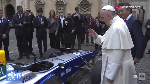 Et là, le Pape est venu bénir les monoplaces de l'ePrix Et là, le Pape est venu bénir les monoplaces de l'ePrix