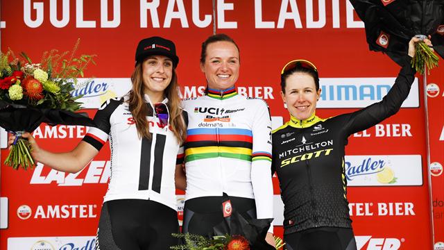 Wereldkampioene Blaak wint AGR in regenboogtrui