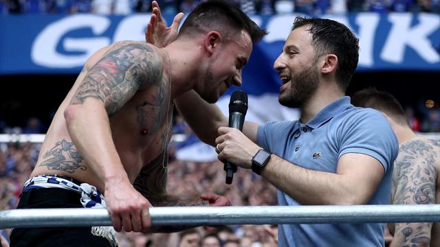 Partylöwe Tedesco im Fanblock: Knappen-Trainer außer Rand und Band