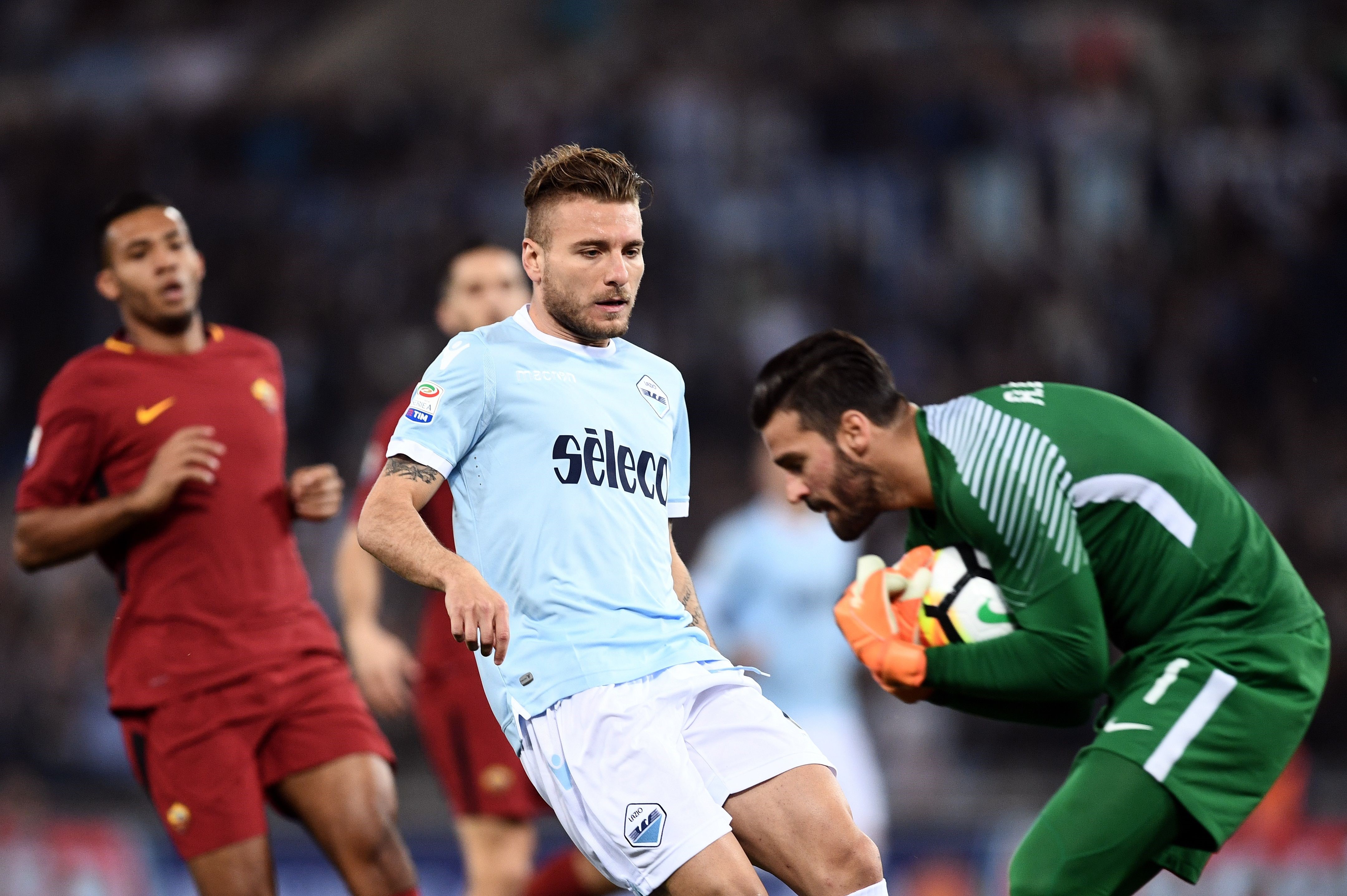 Alisson capte un ballon lors du derby entre la Lazio et l'AS Rome