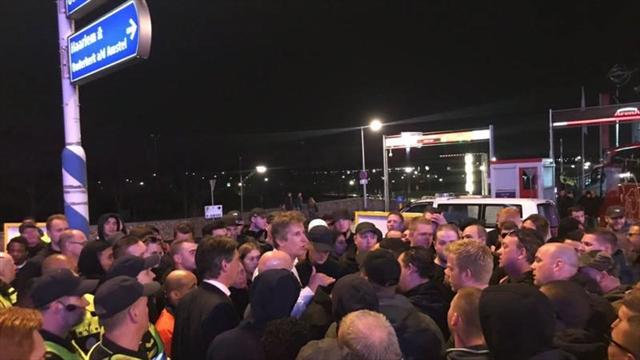 Разозленные фанаты «Аякса» остановили автобус с командой и потребовали отставки Ван дер Сара