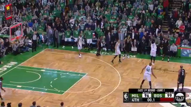 La giocata della notte: splendido botta e risposta tra Rozier e Middleton, è overtime a Boston