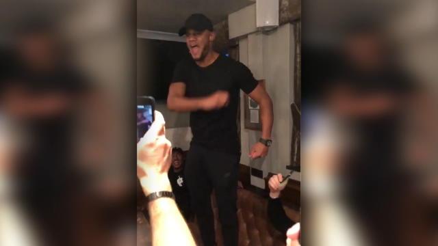 Debout sur les tables et verre à la main, les joueurs de City ont fêté leur titre dans un pub Debout sur les tables et verre à la main, les joueurs de City ont fêté leur titre dans un pub