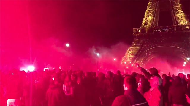 Les Ultras du PSG ont fait grève au stade mais ils ont bien célébré le titre devant la Tour Eiffel