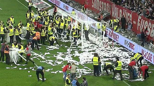Massen von Protest-Klopapier sorgen für Spielverzögerung