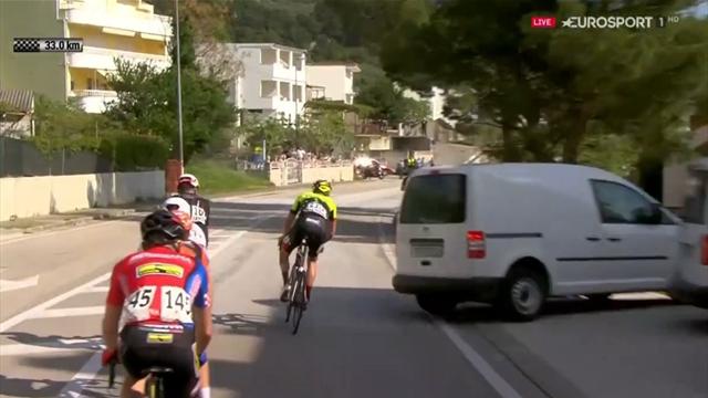 Schreckmoment! Auto räumt Radfahrer fast ab Schreckmoment! Auto räumt Radfahrer fast ab