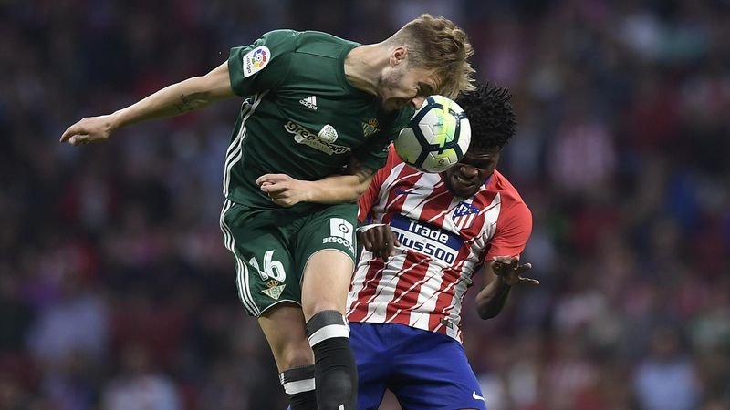 Thomas Partey (Atlético) dispute un duel aérien avec Loren Moron (Betis).