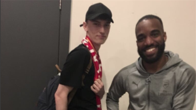 Drôle de rencontre : Lacazette a invité le fan qui s’est tatoué son visage sur les fesses