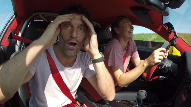 Quand Webber effraie Sharapova en Porsche