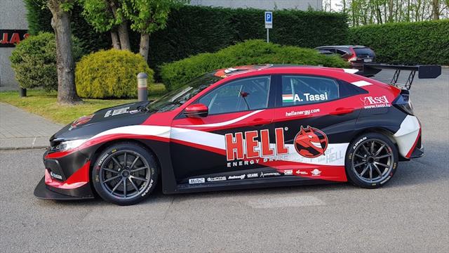 Tassi con el equipo ganador de Le Mans en el WTCR