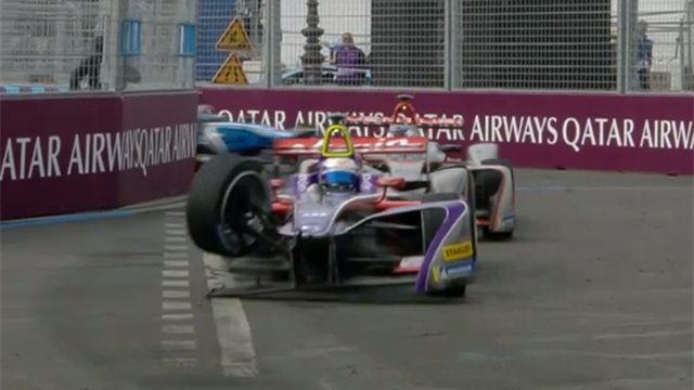 Après avoir percuté Lotterer, Bird a fini la course... sur trois roues ! Après avoir percuté Lotterer, Bird a fini la course... sur trois roues !
