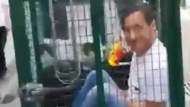 Тотти прокатился в клетке по острову Капри и получил респект от местного фаната