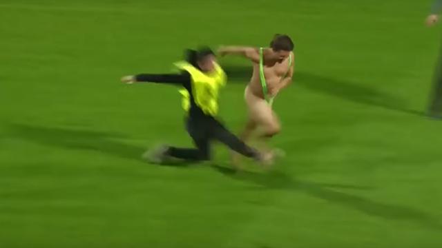 Мужик в костюме Бората выскочил на поле в чемпионате Чехии, и его срубил стюард идеальным подкатом