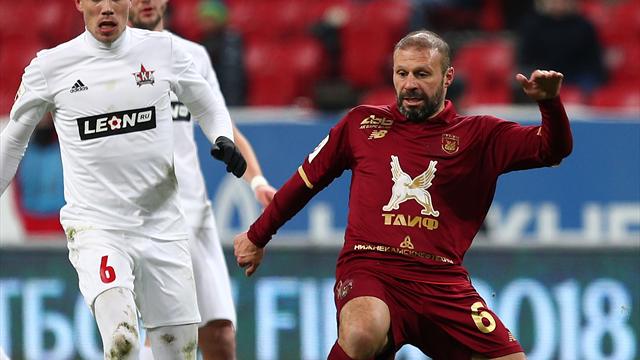 Futbolu bırakan Gökdeniz Karadeniz'e Rusya'da liyakat nişanı