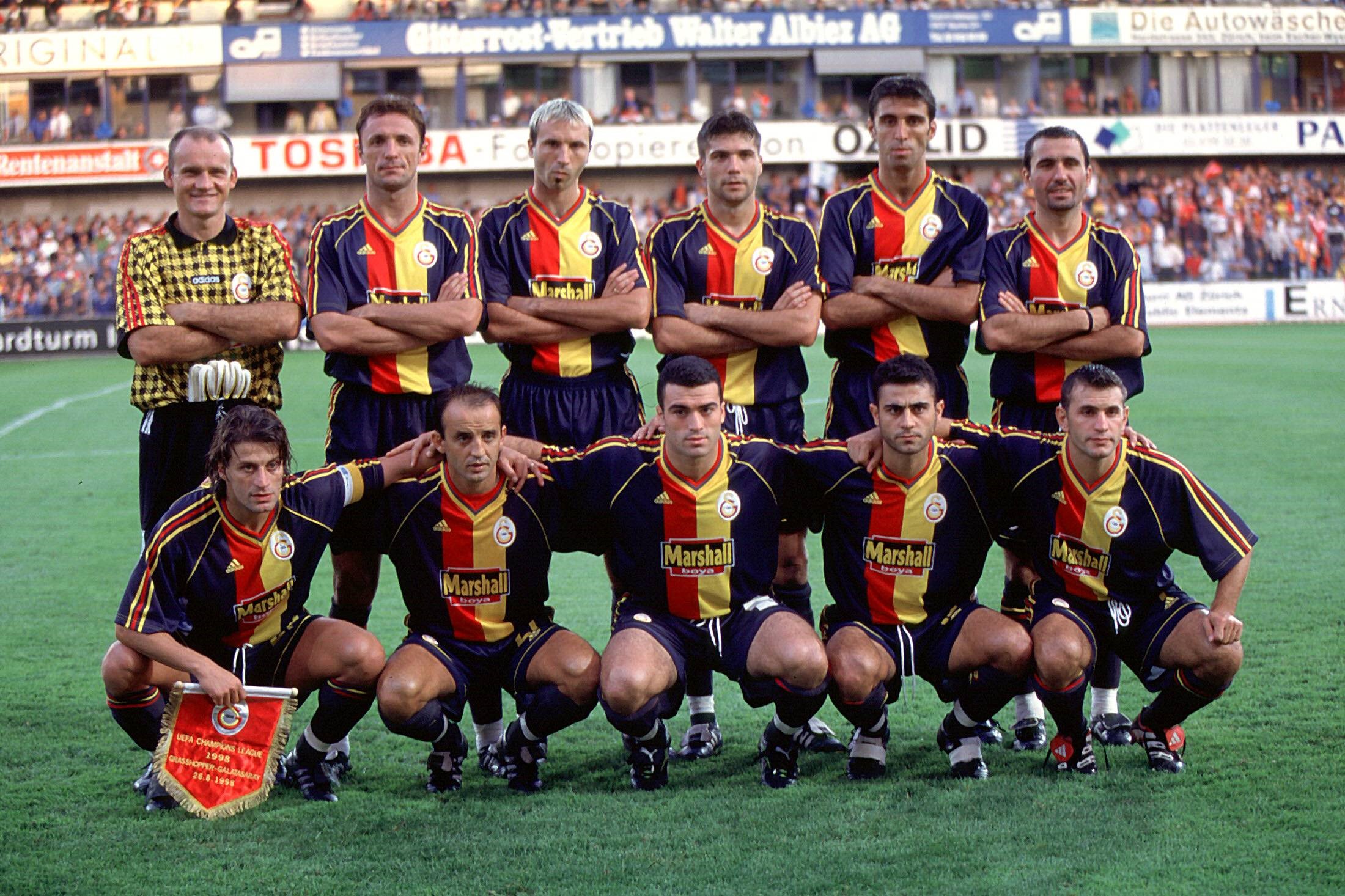 Il Galatasaray nel 1998. Squadra capace di 4 scudetti consecutivi. Tra la rosa: Taffarel, Hagi, Hakan Sukur, Hasan Sas, Popescu. Alenatore Terim