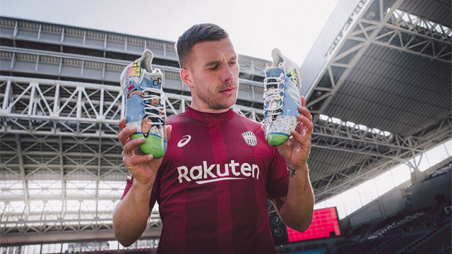 Les nouveaux crampons de Podolski version Olive et Tom