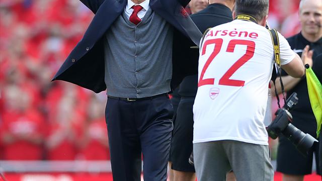 Arsenal award departing manager Arsene Wenger golden ‘Invincibles’ trophy