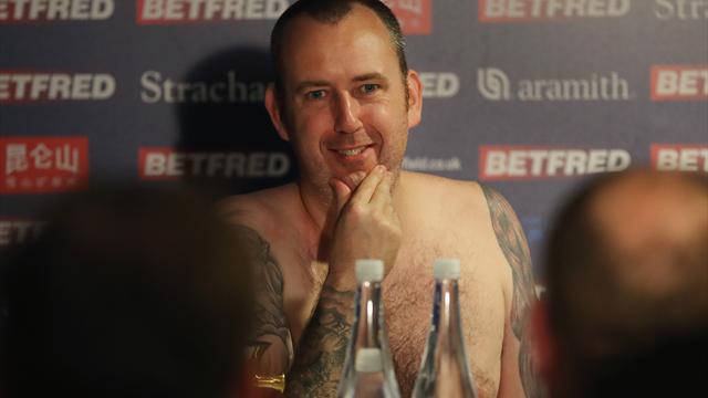 Mark Williams houdt woord en gaat naakt