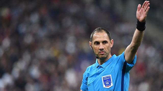 La VAR a encore frappé : l’arbitre refuse le but du PSG et oublie un penalty sur la même action