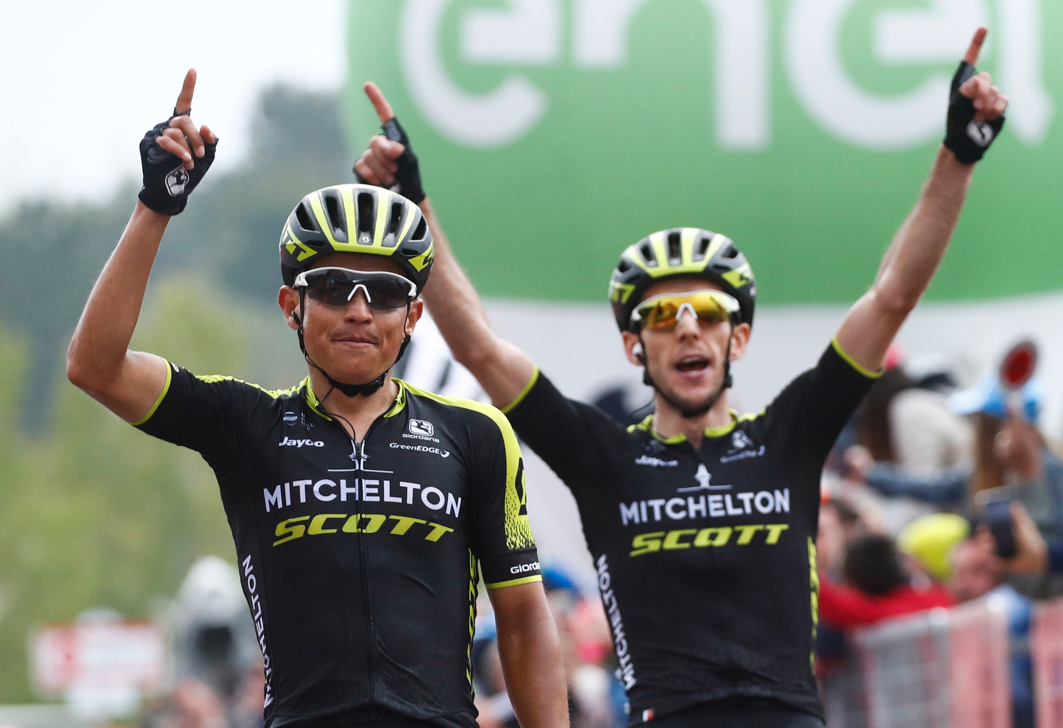 Esteban Chaves et Simon Yates à l'arrivée au sommet de l'Etna.