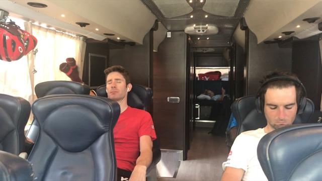 Backstage im Bus: Tony Martin zeigt uns seinen Stammplatz Backstage im Bus: Tony Martin zeigt uns seinen Stammplatz