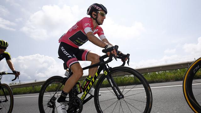Simon Yates trionfa in rosa sul Gran Sasso sul podio Pinot e Chaves