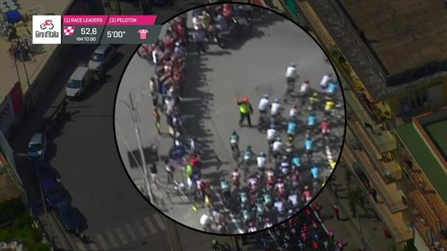 Giro de Italia 2018: ¿Pero qué hacía este guardia de tráfico en medio del pelotón? Se salvó, pero... Giro de Italia 2018: ¿Pero qué hacía este guardia de tráfico en medio del pelotón? Se salvó, pero...