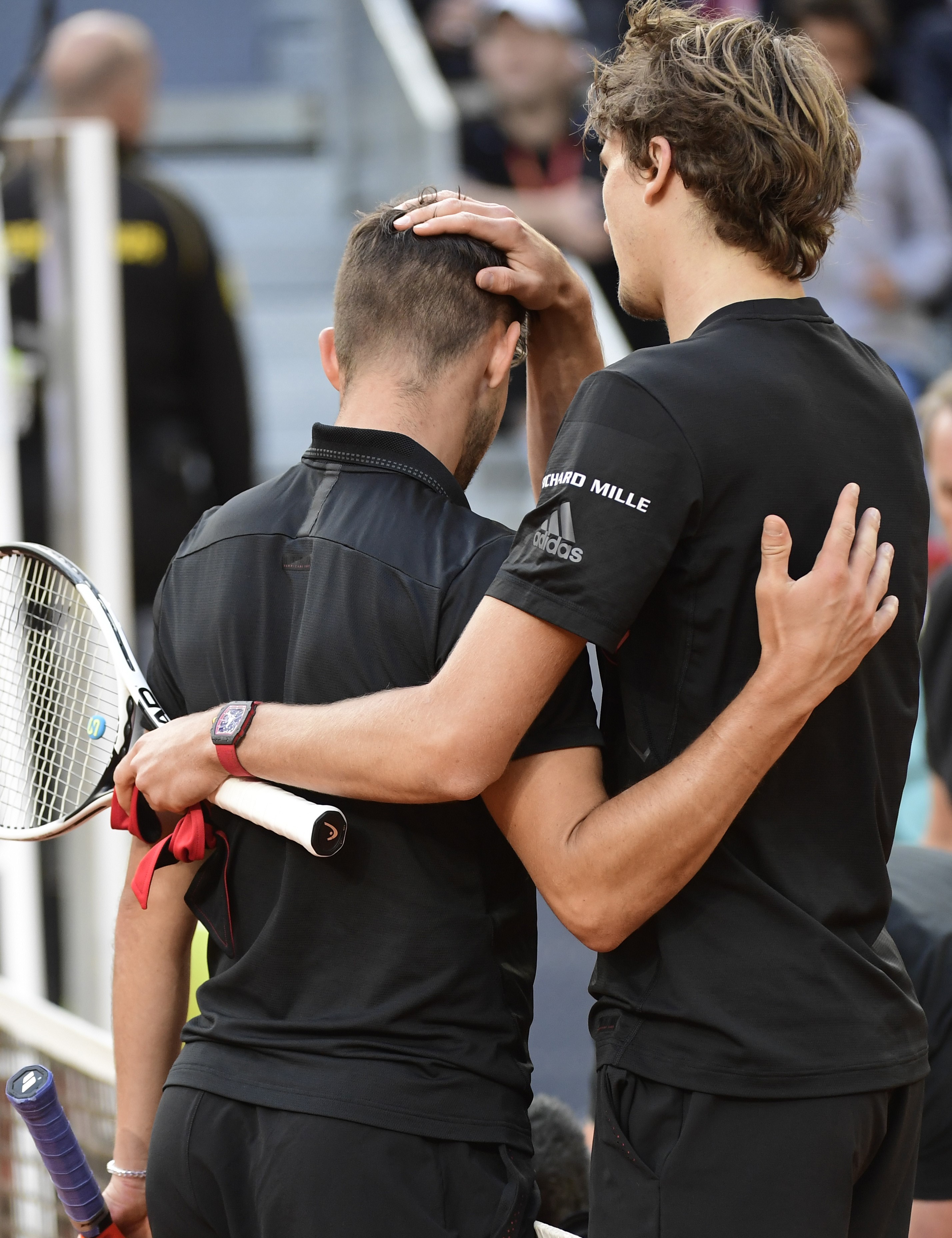 Alexander Zverev console Dominic Thiem