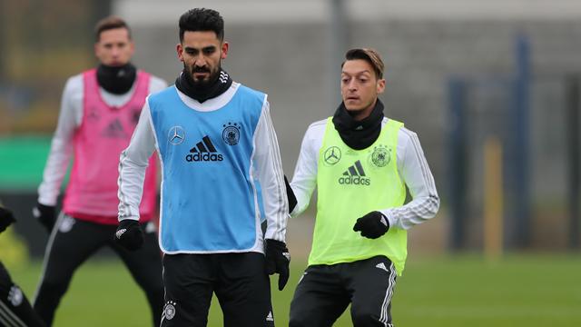 Özil et Gündogan critiqués pour avoir posé avec Erdogan, la fédération turque réplique