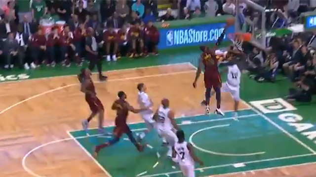 La giocata della notte: LeBron James aggiunge una stoppata da urlo alla tripla doppia in gara-2