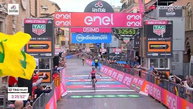 Rivivi lo scatto finale vincente di Simon Yates sulla salita di Osimo Rivivi lo scatto finale vincente di Simon Yates sulla salita di Osimo
