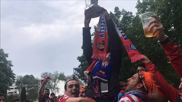 Atletis supportrar laddar för seger Atletis supportrar laddar för seger