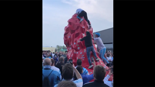 Un supporter marseillais dompte un lion devant le Groupama Stadium et c’est la folie !