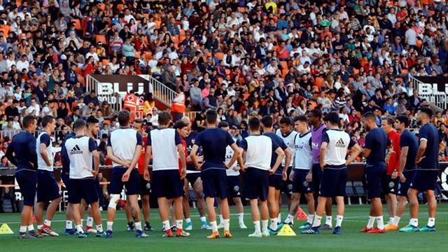 Más de 7.000 aficionados asisten al entrenamiento del Valencia en Mestalla