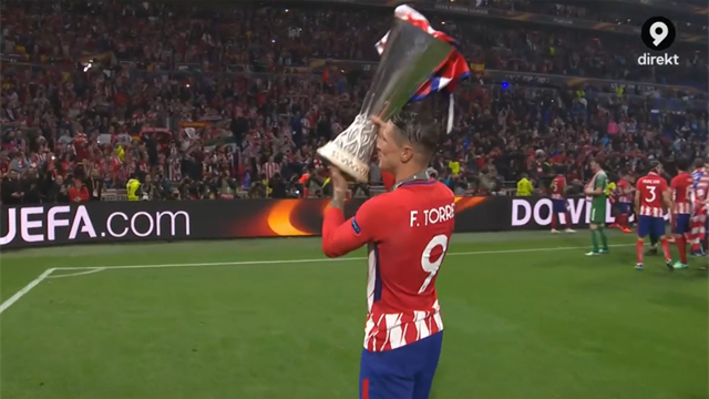 Atlético-supportrarna firar med Torres Atlético-supportrarna firar med Torres