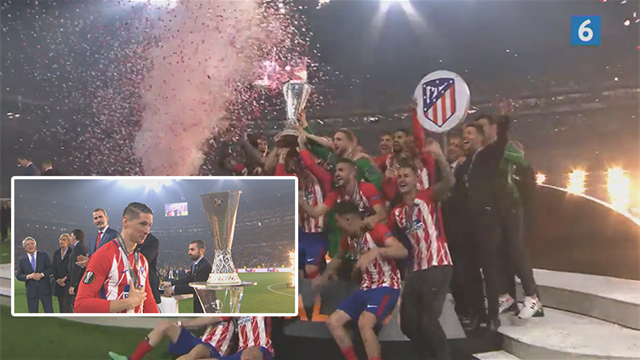 Torres løfter Europa League trofæet Torres løfter Europa League trofæet