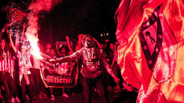 Así celebraron los aficionados del Atleti el triunfo en Neptuno Así celebraron los aficionados del Atleti el triunfo en Neptuno